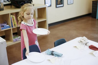 10 việc trẻ nên tự làm theo phương pháp Montessori