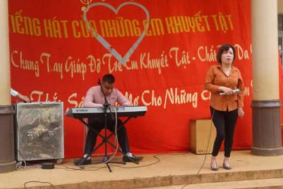 Thầy cô giáo và các em học sinh trường TH Lê Quý Đôn đã chung tay giúp đỡ đoàn khuyết tật tỉnh Đăk Lăk