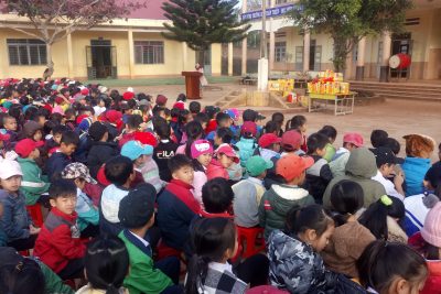 PHÁT QUÀ CHO HỌC SINH NGHÈO
