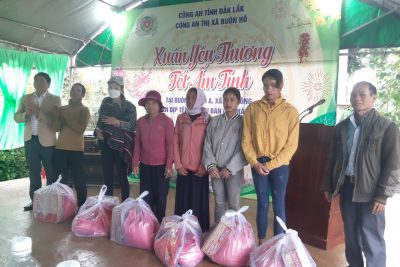 Hình ảnh tổ chức trao quà cho buôn kết nghĩa của Trường TH Lê Quý Đôn